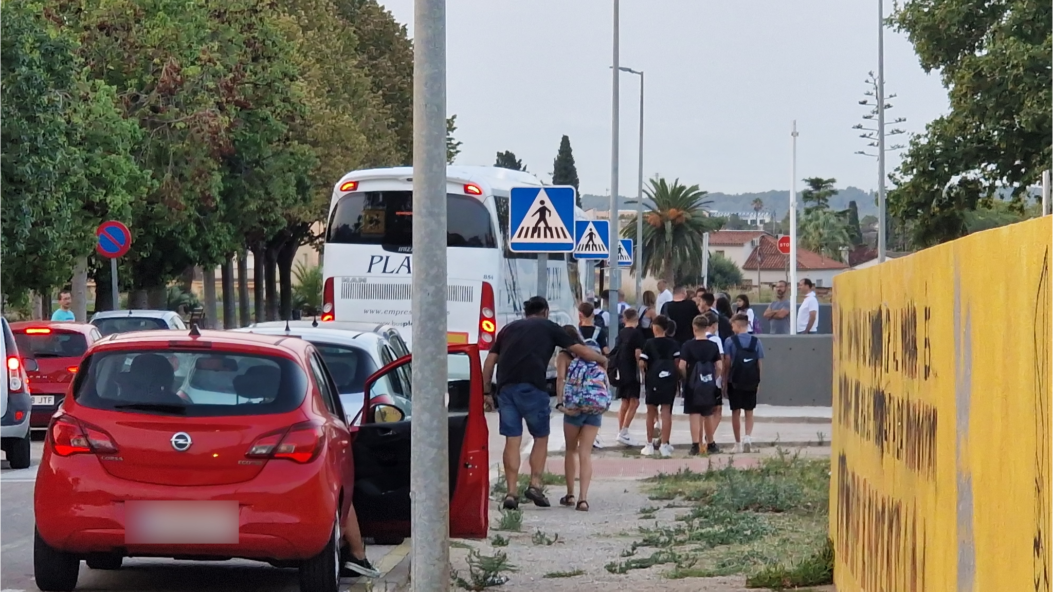 alumnes pujant al bus escolar